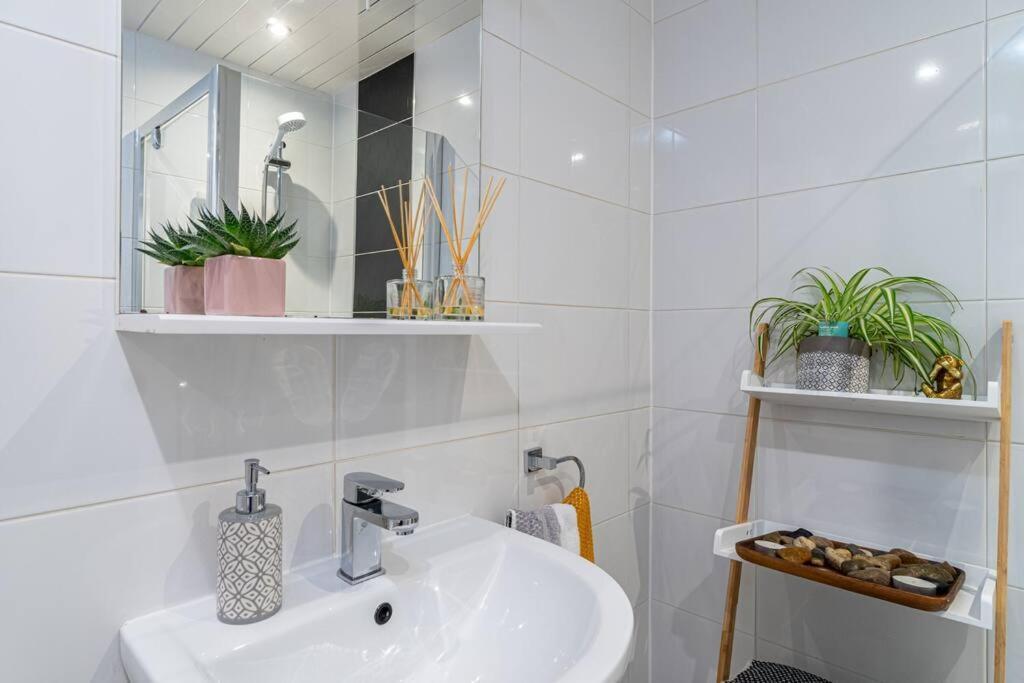 Stylish City Pad With Free Private Parking Glasgow Buitenkant foto
